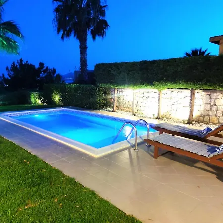 With Private Pool Just 3 Minutes From The Beach *