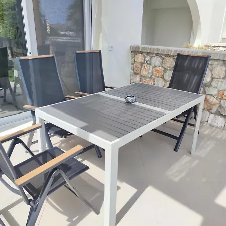 Apartman With Private Pool Just 3 Minutes From The Beach