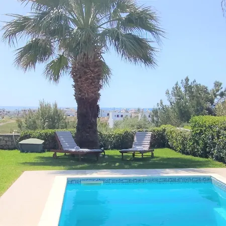 With Private Pool Just 3 Minutes From The Beach Apartman